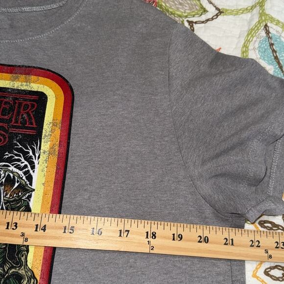 Netflix Stranger Things women’s size 3X grey graphic print t-shirt arcade 80’s - Picture 5 of 8